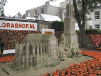 901153 Gezicht op de met bloemen versierde Flora's Hof te Utrecht, met centraal de zandsculptuur van de Domkerk met ...